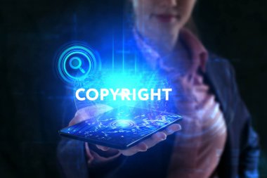 İş, teknoloji, Internet ve ağ kavramı. Geleceğin sanal bir ekranda çalışan genç bir girişimci ve yazıt görür: telif hakkı
