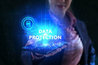 İş, teknoloji, Internet ve ağ kavramı. Geleceğin sanal bir ekranda çalışan genç bir girişimci ve yazıt görür: veri koruma