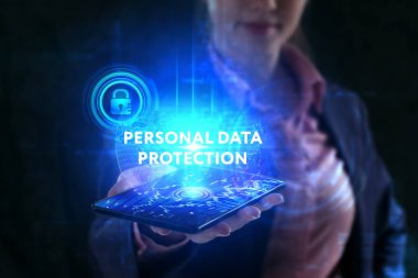 İş, teknoloji, Internet ve ağ kavramı. Geleceğin sanal bir ekranda çalışan genç bir girişimci ve yazıt görür: kişisel verilerin korunması