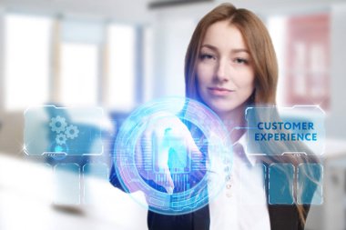 İş, teknoloji, Internet ve ağ kavramı. Geleceğin sanal bir ekranda çalışan genç bir girişimci ve yazıt görür: müşteri deneyimi