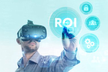 Ekonomi, teknoloji, Internet ve ağ kavramı. Genç busine