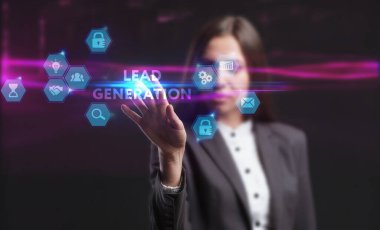 İş, Teknoloji, İnternet ve ağ konsepti. Genç işadamı geleceğin sanal ekranında çalışıyor ve yazıyı görüyor: lider nesil.