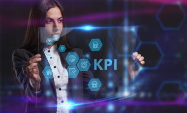 İş, Teknoloji, İnternet ve ağ konsepti. Genç işadamı geleceğin sanal ekranı üzerinde çalışıyor ve yazıyı görüyor.: 