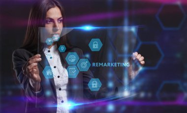 İş, Teknoloji, İnternet ve ağ konsepti. Genç işadamı geleceğin sanal ekranı üzerinde çalışıyor ve yazıyı görüyor.: 