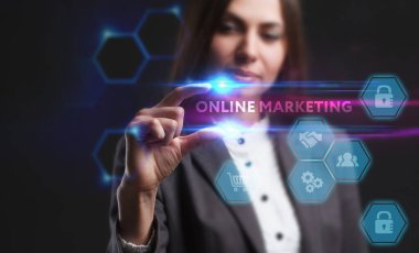 İş, Teknoloji, İnternet ve ağ konsepti. Genç işadamı geleceğin sanal ekranı üzerinde çalışıyor ve yazıyı görüyor.: 