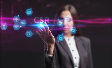 İş, Teknoloji, İnternet ve ağ konsepti. Genç işadamı geleceğin sanal ekranı üzerinde çalışıyor ve CSR yazısını görüyor.