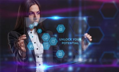 İş, Teknoloji, İnternet ve ağ konsepti. Genç işadamı geleceğin sanal ekranı üzerinde çalışıyor ve yazıyı görüyor.: 