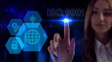 İş, Teknoloji, İnternet ve ağ konsepti. Genç işadamı geleceğin sanal ekranı üzerinde çalışıyor ve ISO 9001 yazısını görüyor.