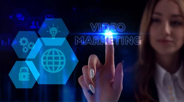 互联网和网络概念 年轻的商人在一个虚拟的未来屏幕上工作 看到的题词是 视频营销 — 图库照片