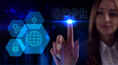 İş, Teknoloji, İnternet ve ağ konsepti. Genç işadamı geleceğin sanal ekranı üzerinde çalışıyor ve GDPR yazısını görüyor.
