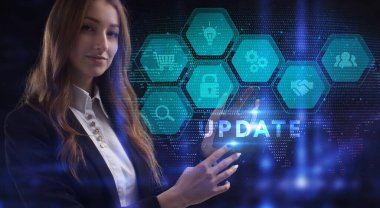 İş, Teknoloji, İnternet ve ağ konsepti. Genç işadamı geleceğin sanal ekranı üzerinde çalışıyor ve yazıyı görüyor: güncelleme