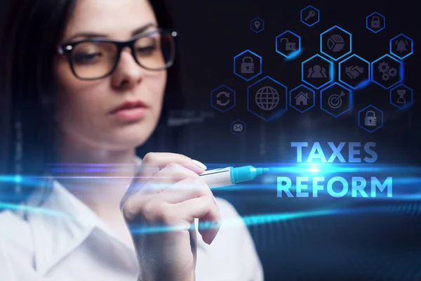 ビジネス テクノロジー インターネット ネットワークの概念 将来の仮想画面で作業し 碑文を見て若いビジネスマン 税金の改革 — ストック写真