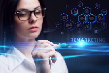 İş, Teknoloji, İnternet ve ağ konsepti. Genç işadamı geleceğin sanal ekranı üzerinde çalışıyor ve yazıyı görüyor: