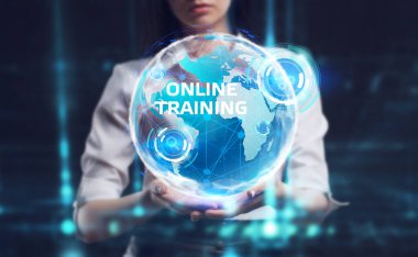 İş, Teknoloji, İnternet ve ağ konsepti. Genç işadamı geleceğin sanal ekranı üzerinde çalışıyor ve yazıyı görüyor: çevrimiçi eğitim