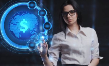 İş, Teknoloji, İnternet ve ağ konsepti. Genç işadamı geleceğin sanal ekranı üzerinde çalışıyor ve yazıyı görüyor.: 