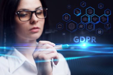 İş, Teknoloji, İnternet ve ağ konsepti. Genç işadamı geleceğin sanal ekranı üzerinde çalışıyor ve GDPR yazısını görüyor.