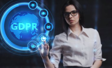 İş, Teknoloji, İnternet ve ağ konsepti. Genç işadamı geleceğin sanal ekranı üzerinde çalışıyor ve GDPR yazısını görüyor.