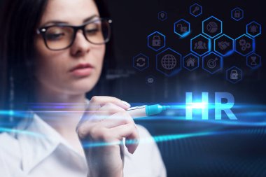 İş, Teknoloji, İnternet ve ağ konsepti. Genç işadamı geleceğin sanal ekranı üzerinde çalışıyor ve yazıyı görüyor: