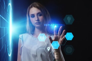 İş, Teknoloji, İnternet ve ağ konsepti. Genç işadamı geleceğin sanal ekranı üzerinde çalışıyor ve yazıyı görüyor: