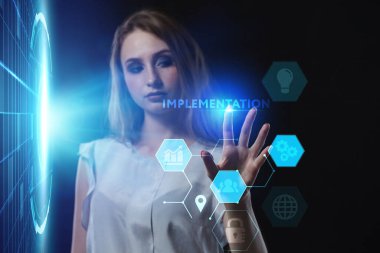 İş, Teknoloji, İnternet ve ağ konsepti. Genç işadamı geleceğin sanal ekranı üzerinde çalışıyor ve yazıyı görüyor: Uygulama