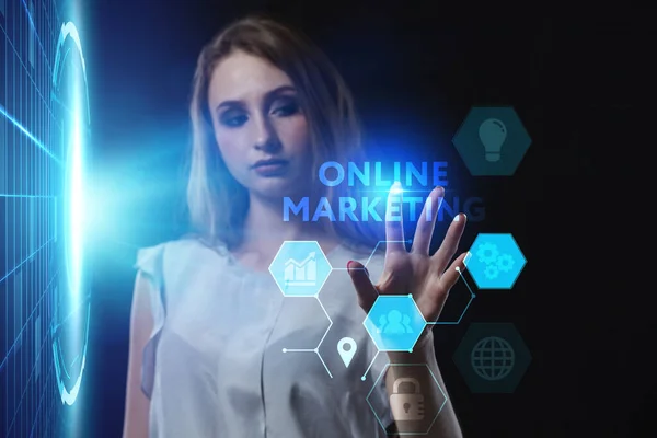 ビジネス テクノロジー インターネット ネットワークの概念 将来の仮想スクリーンで作業し 碑文を見て若いビジネスマン オンラインマーケティング — ストック写真