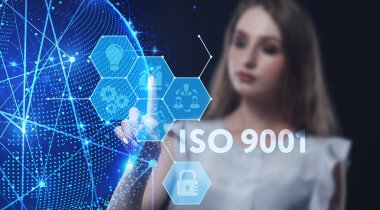 İş, Teknoloji, İnternet ve ağ konsepti. Genç işadamı geleceğin sanal ekranı üzerinde çalışıyor ve ISO 9001 yazısını görüyor.