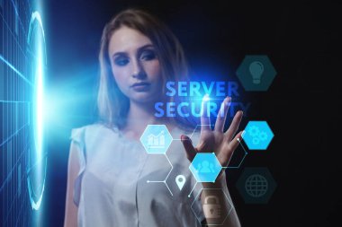 İş, Teknoloji, İnternet ve ağ konsepti. Genç işadamı geleceğin sanal ekranı üzerinde çalışıyor ve yazıyı görüyor: sunucu güvenliği