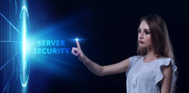 İş, Teknoloji, İnternet ve ağ konsepti. Genç işadamı geleceğin sanal ekranı üzerinde çalışıyor ve yazıyı görüyor: sunucu güvenliği