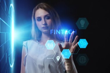 İş, Teknoloji, İnternet ve ağ konsepti. Genç işadamı geleceğin sanal ekranı üzerinde çalışıyor ve Fintech yazısını görüyor.