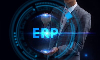 İş, Teknoloji, İnternet ve ağ konsepti. Genç işadamı geleceğin sanal ekranı üzerinde çalışıyor ve yazıyı görüyor: ERP