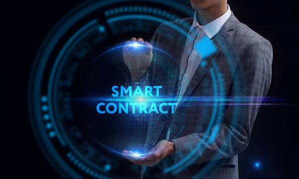 ビジネス テクノロジー インターネット ネットワークの概念 将来の仮想画面で作業し 碑文を見て若いビジネスマン スマート契約 — ストック写真