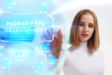 İş, Teknoloji, İnternet ve ağ konsepti. Genç işadamı geleceğin sanal ekranı üzerinde çalışıyor ve yazıyı görüyor: mobil uygulamalar geliştirme