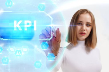 İş, Teknoloji, İnternet ve ağ konsepti. Genç işadamı geleceğin sanal ekranı üzerinde çalışıyor ve KPI yazısını görüyor: