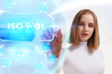 İş, Teknoloji, İnternet ve ağ konsepti. Genç işadamı geleceğin sanal ekranı üzerinde çalışıyor ve ISO 9001 yazısını görüyor.