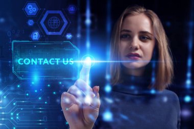 İş, Teknoloji, İnternet ve ağ konsepti. Genç işadamı geleceğin sanal ekranı üzerinde çalışıyor ve yazıyı görüyor.: 