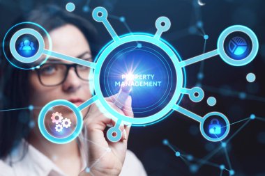 İş, Teknoloji, İnternet ve ağ konsepti. Genç işadamı geleceğin sanal ekranı üzerinde çalışıyor ve yazıyı görüyor.: 