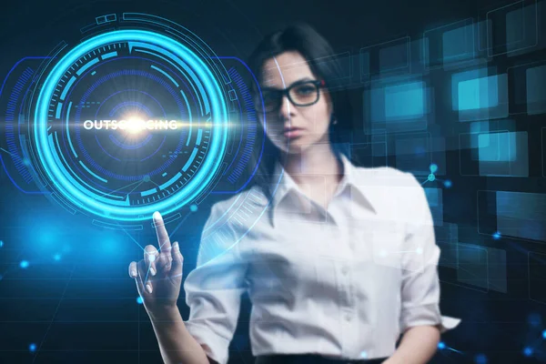 İş, Teknoloji, İnternet ve ağ konsepti. Genç işadamı geleceğin sanal ekranı üzerinde çalışıyor ve yazıyı görüyor.: 