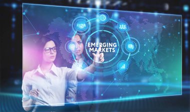 İş, Teknoloji, İnternet ve ağ konsepti. Genç işadamı geleceğin sanal ekranı üzerinde çalışıyor ve yazıyı görüyor.: 