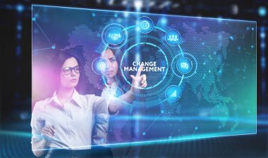 İş, Teknoloji, İnternet ve ağ konsepti. Genç işadamı geleceğin sanal ekranı üzerinde çalışıyor ve yazıyı görüyor.: 