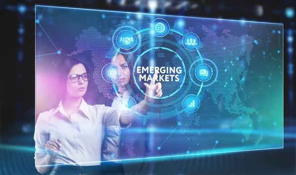 İş, Teknoloji, İnternet ve ağ konsepti. Genç işadamı geleceğin sanal ekranı üzerinde çalışıyor ve yazıyı görüyor.: 