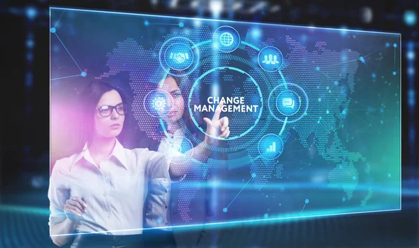 İş, Teknoloji, İnternet ve ağ konsepti. Genç işadamı geleceğin sanal ekranı üzerinde çalışıyor ve yazıyı görüyor.: 