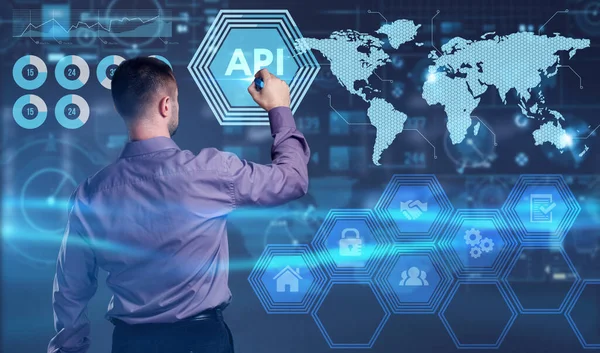 İş, Teknoloji, İnternet ve ağ konsepti. Genç işadamı geleceğin sanal ekranı üzerinde çalışıyor ve yazıyı görüyor.: 