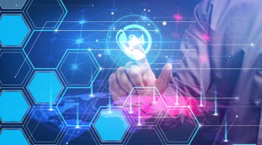 İş, Teknoloji, İnternet ve ağ konsepti. Genç işadamı geleceğin sanal ekranı üzerinde çalışıyor ve yazıyı görüyor.: 