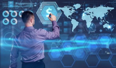 İş, Teknoloji, İnternet ve ağ konsepti. Genç işadamı geleceğin sanal ekranı üzerinde çalışıyor ve yazıyı görüyor.: 