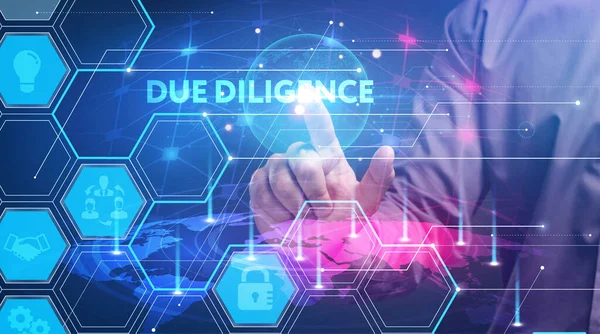 İş, Teknoloji, İnternet ve ağ konsepti. Genç işadamı geleceğin sanal ekranı üzerinde çalışıyor ve yazıyı görüyor.: 