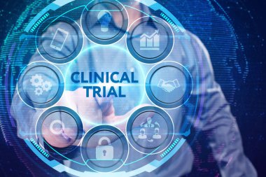 İş, Teknoloji, İnternet ve ağ konsepti. Genç işadamı geleceğin sanal ekranı üzerinde çalışıyor ve yazıyı görüyor.: 