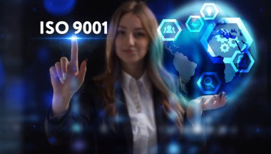 İş, Teknoloji, İnternet ve ağ konsepti. Genç işadamı geleceğin sanal ekranı üzerinde çalışıyor ve ISO 9001 yazısını görüyor.
