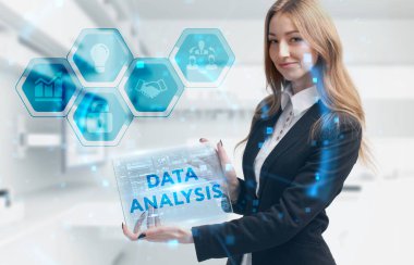 İş, Teknoloji, İnternet ve ağ konsepti. Genç işadamı geleceğin sanal ekranı üzerinde çalışıyor ve yazıyı görüyor: