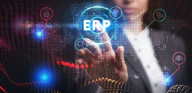 İş, Teknoloji, İnternet ve ağ konsepti. Genç işadamı geleceğin sanal ekranı üzerinde çalışıyor ve yazıyı görüyor: ERP