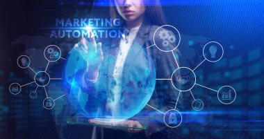 İş, Teknoloji, İnternet ve ağ konsepti. Genç işadamı geleceğin sanal ekranı üzerinde çalışıyor ve yazıyı görüyor.: 